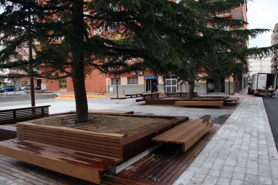 plaza publica bancos y tarima de iroko macizo