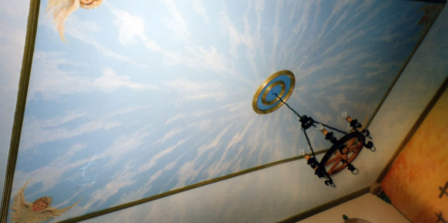 Policromía techo motivos alegóricos de ángeles y cielo.