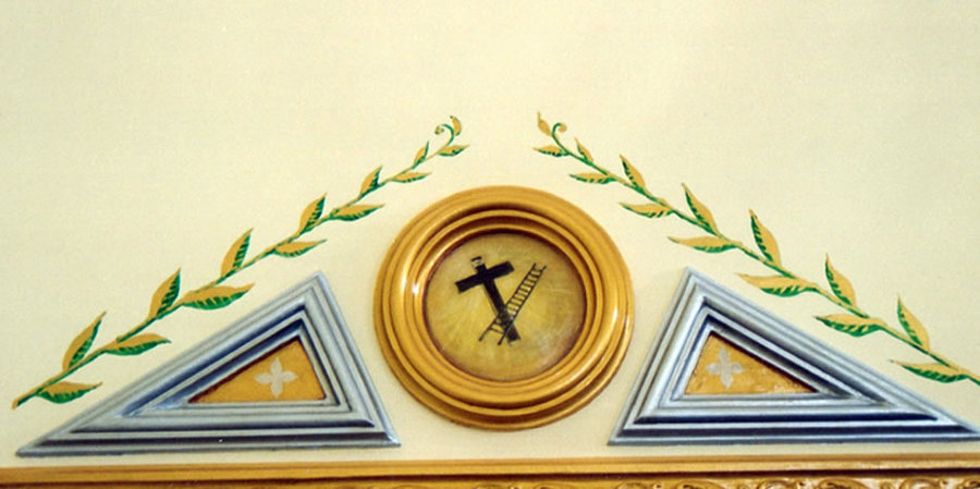 Policromía y detalle simbólico religioso.