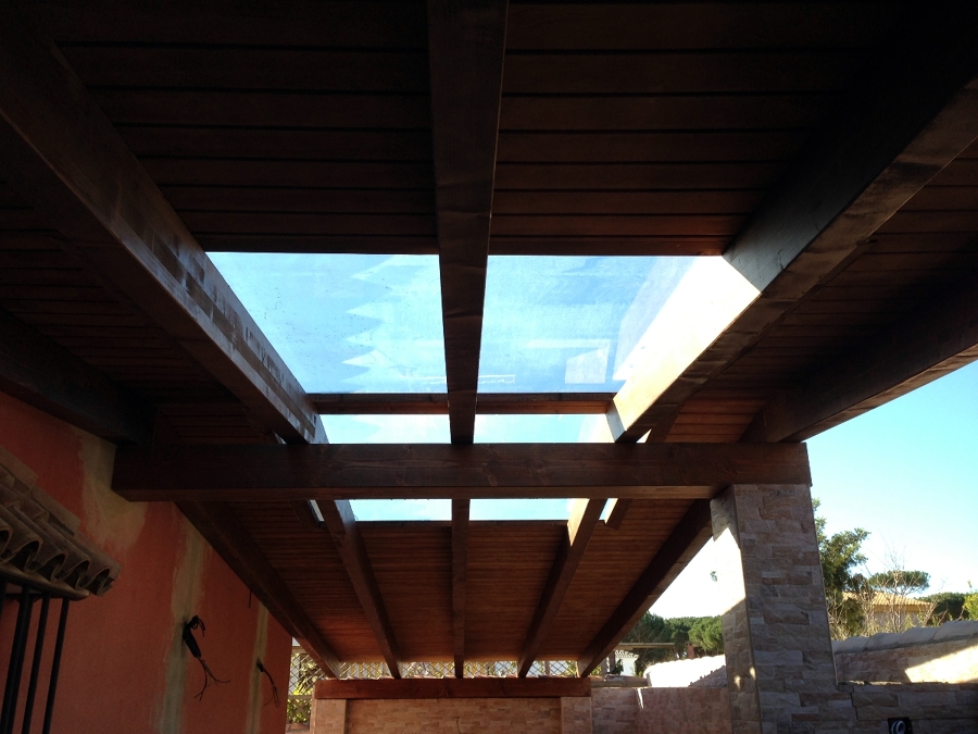 Porche a dos aguas con montera de cristal