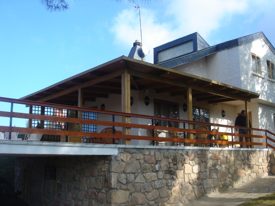 Porche adosado techado con teja canadiense