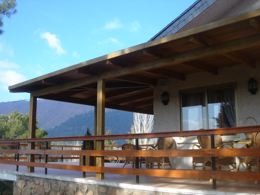 Porche adosado techado con teja canadiense