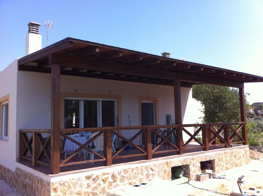 Porche con cubierta a una agua.