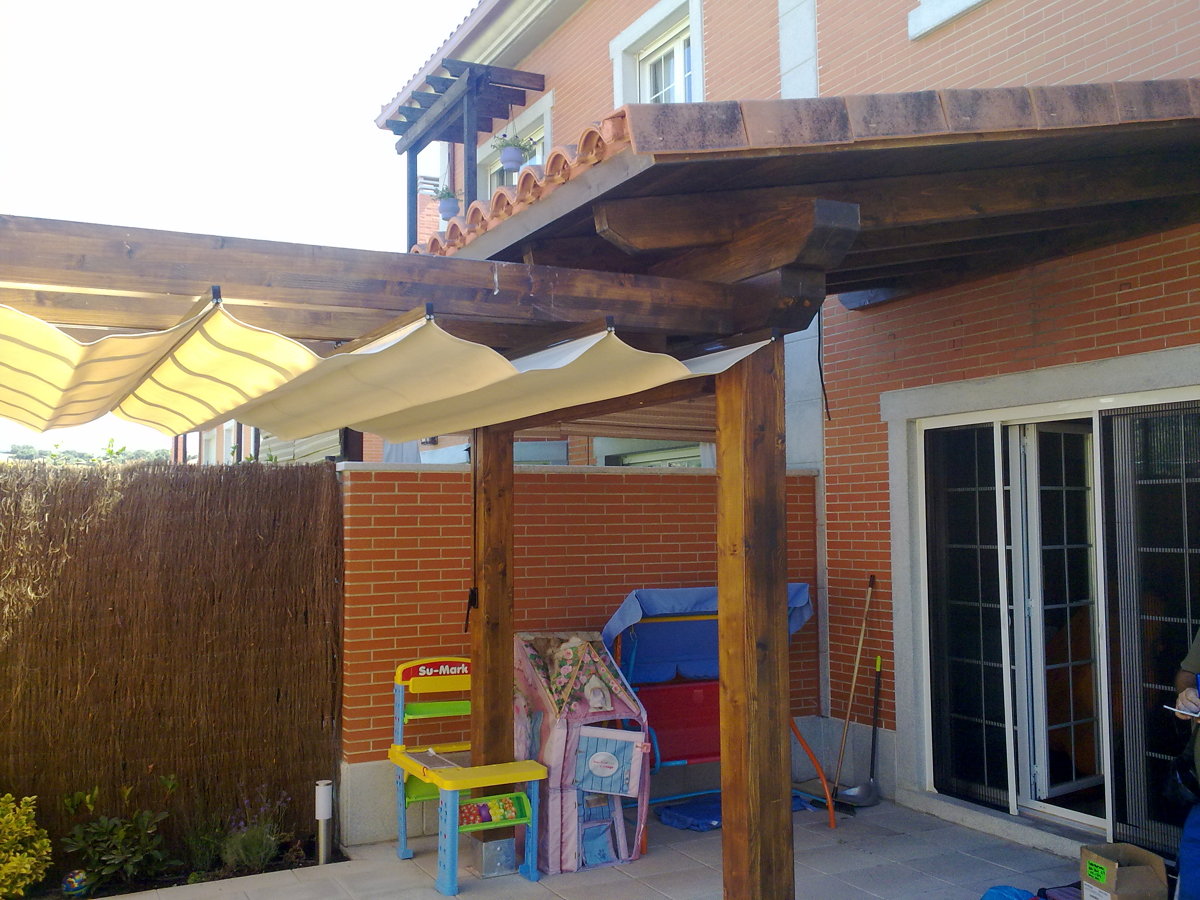 PORCHE CON TEJA Y PERGOLA CON TOLDO