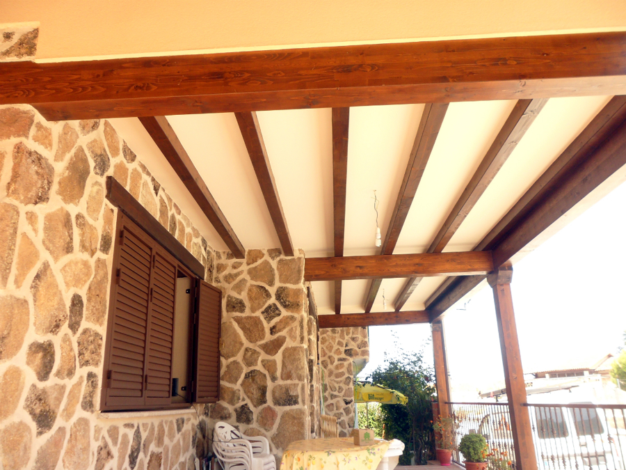 porche con vigas de madera