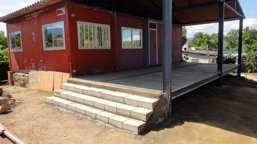 Porche de aluminio y suelo de hormigón
