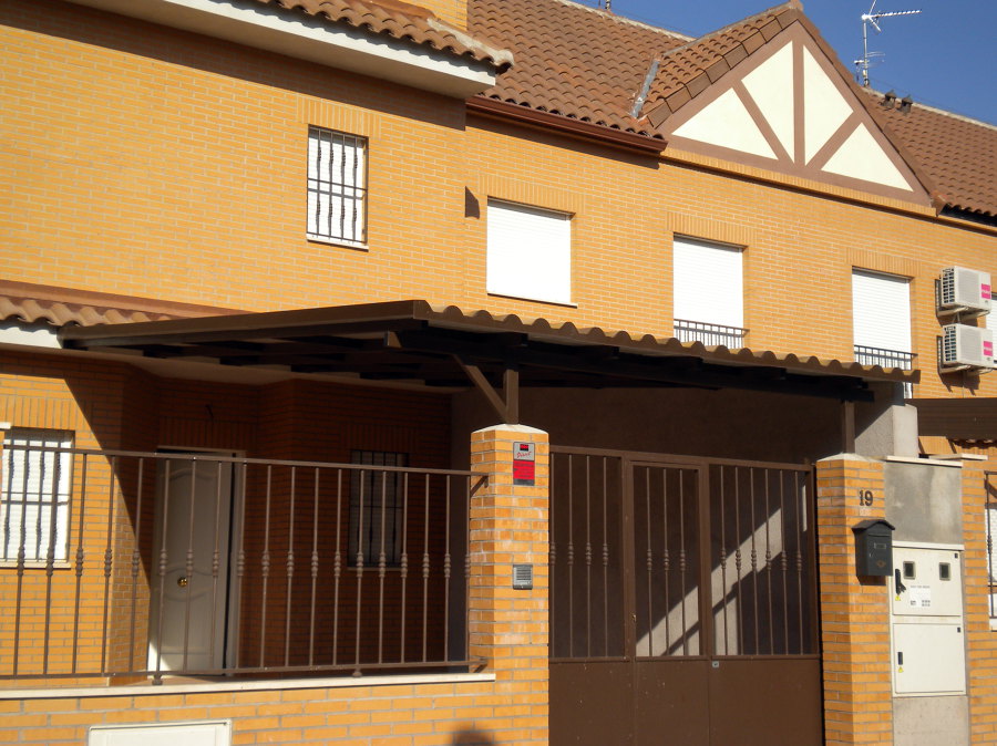 Porche de paneles imitación teja