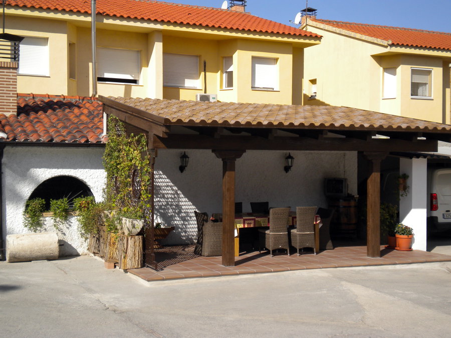 Porche de paneles imitación teja