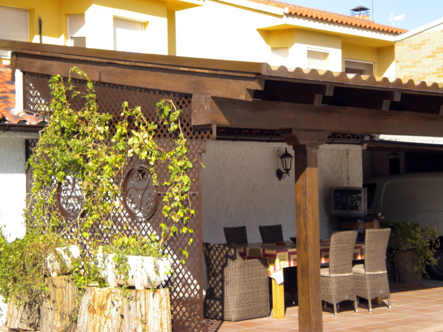 Porche de paneles imitación teja