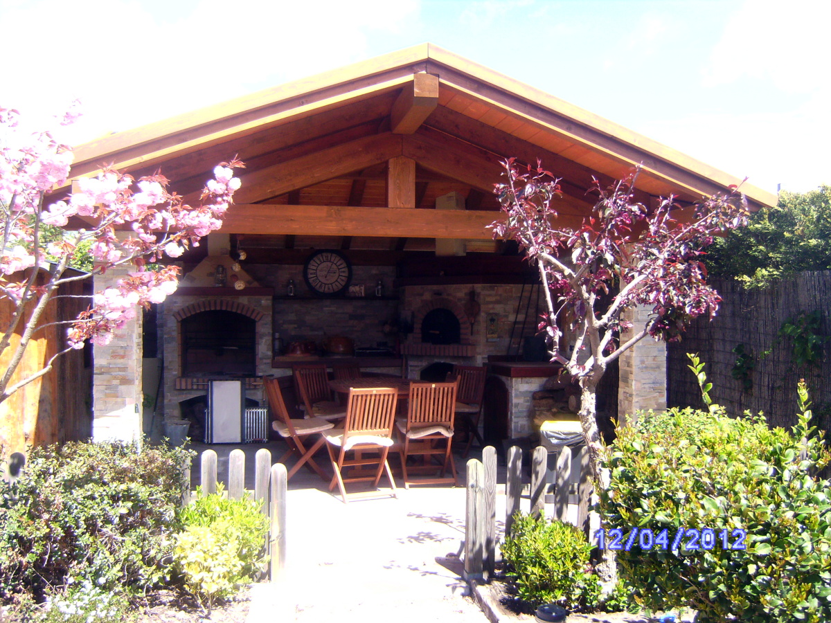 porche en madera,chimenea y barbacoa
