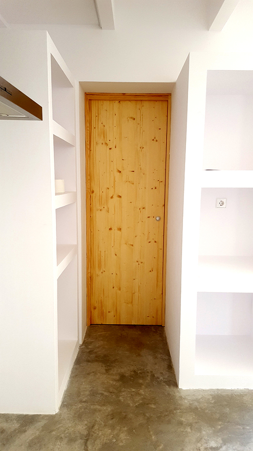 Puerta corredera de abeto