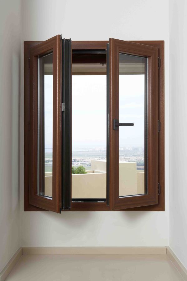 Puerta PVC color madera/Porta PVC color fusta.