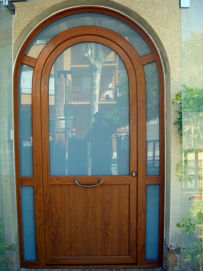 Porta pvc corbada color roure daurat 