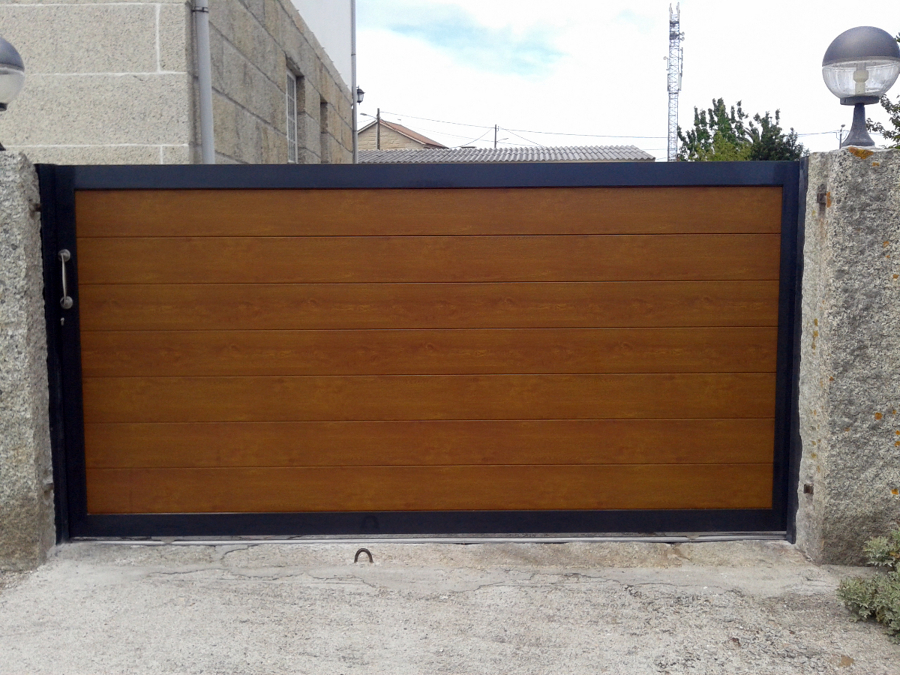 Portal corredera de aluminio lamas lacado madera y marco lacado gris