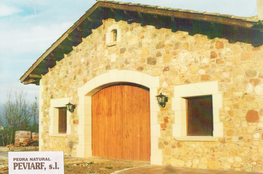 PUERTA CON ARCO Y VENTANA CON DINTEL RECTO