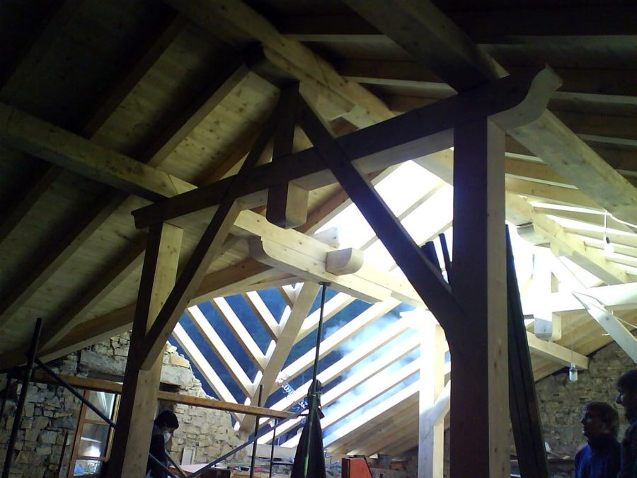 Pórtico en madera para soporte de cumbrera y correas.