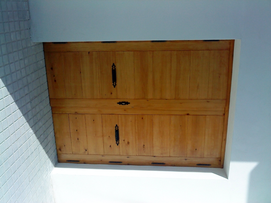 PORTON DE MADERA MACIZA