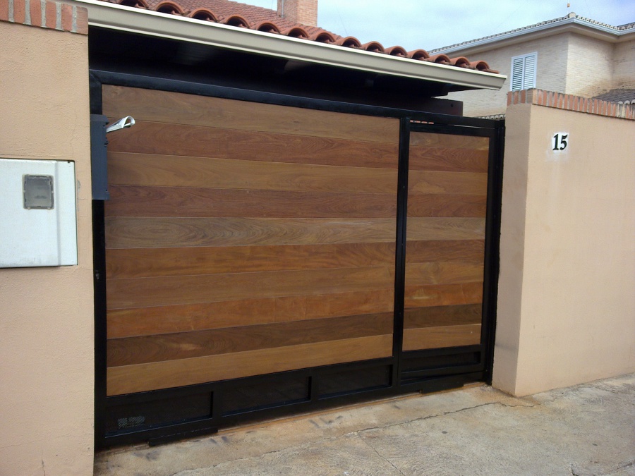 porton  hierro negro y tarima. de ipe.