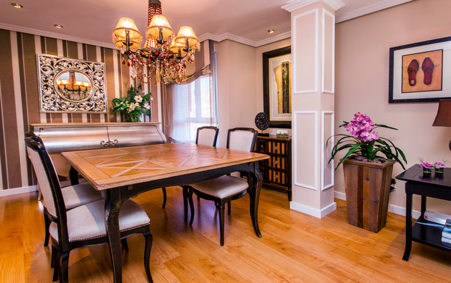 Salón cálido con mobiliario de lujo