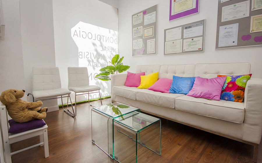 Recepción con mucha luz y color