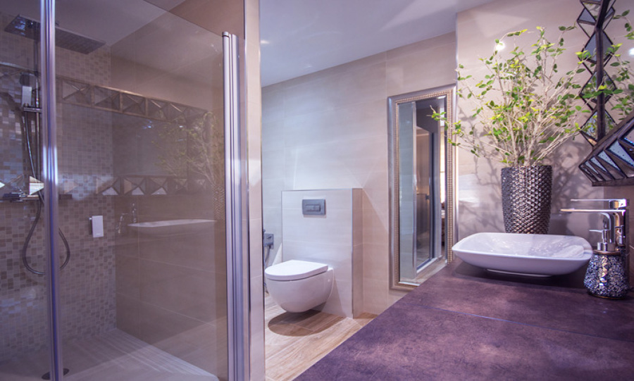 Gran baño abierto al dormitorio