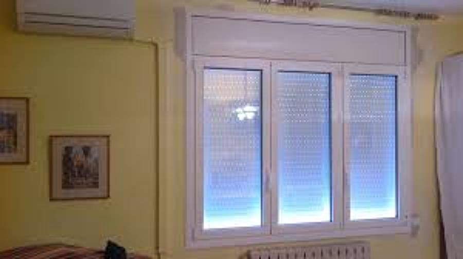 VENTANA 3 HOJAS PRACTICABLE CON HOJA OSCILOBATIENTE