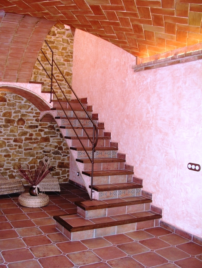 Escalera en Hall casa de obra nueva, estilo rústico.