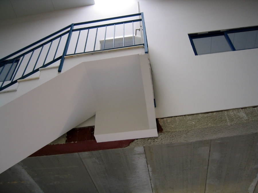 Protección RF de escaleras con placas stucal