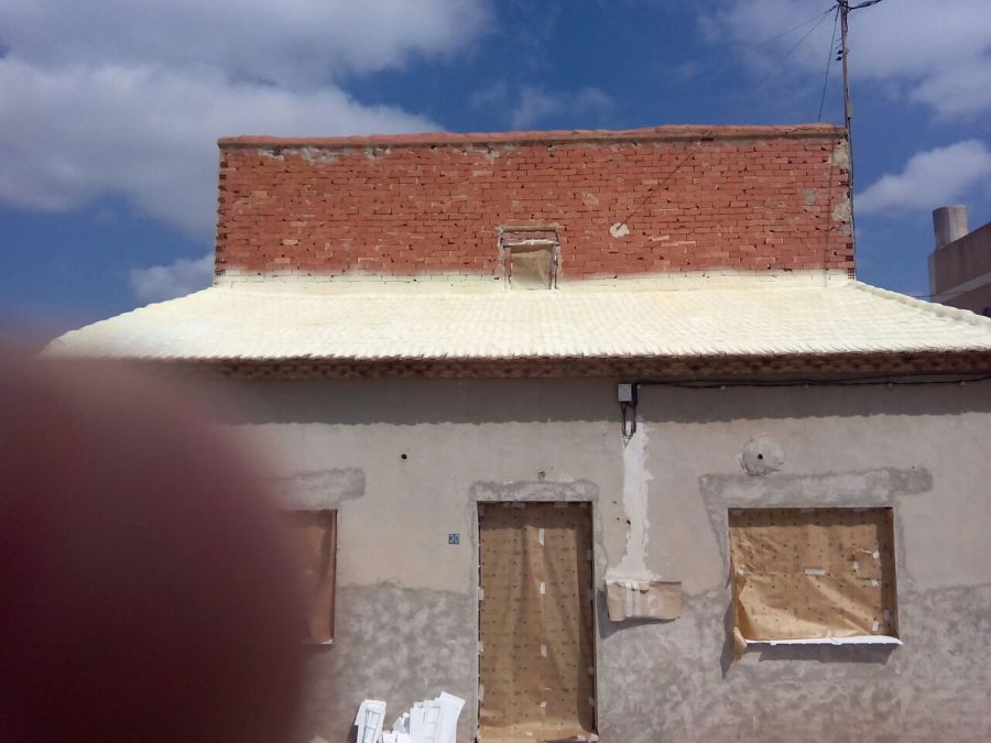Proyeccion de espuma sobre tejado