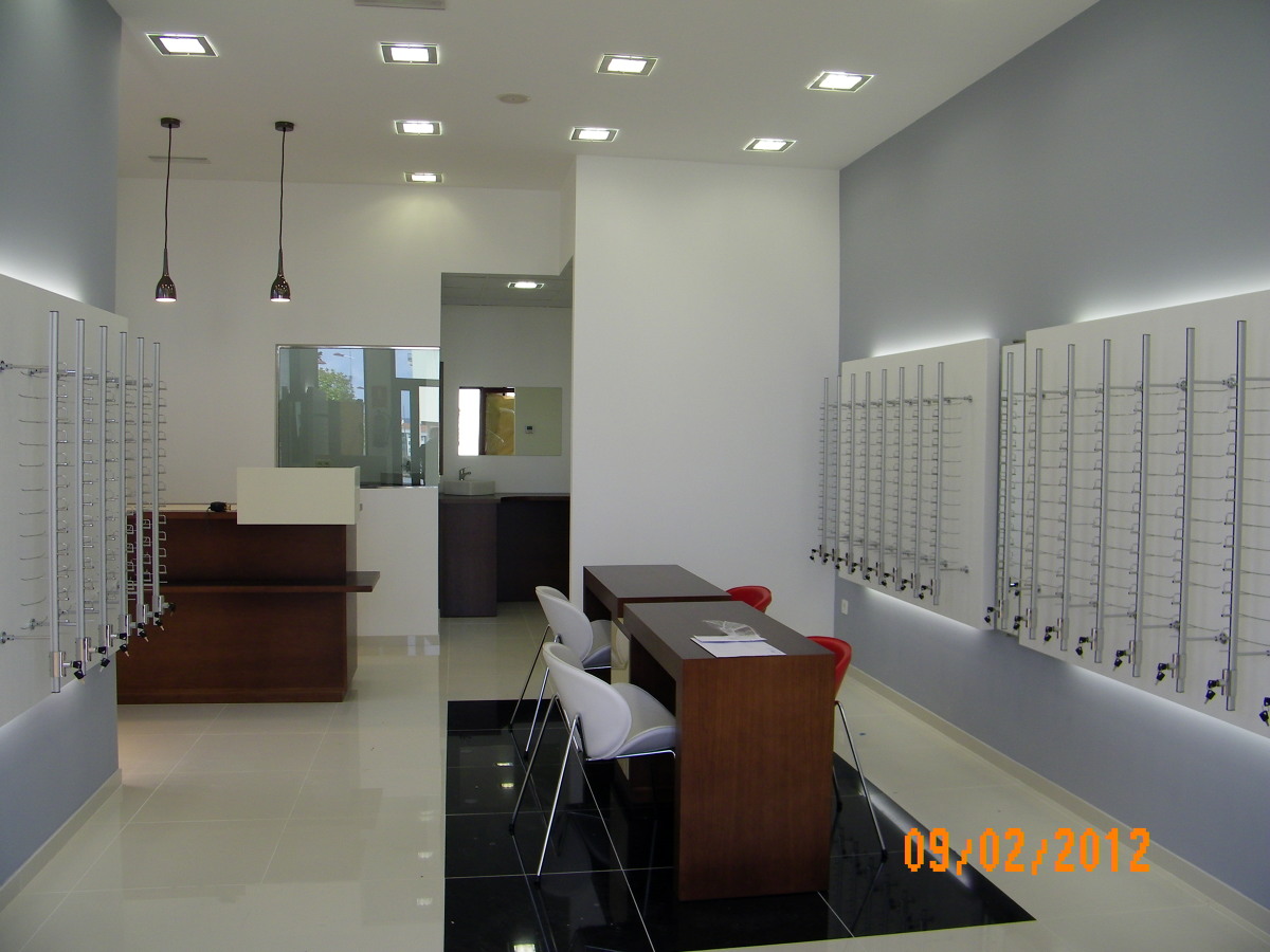 Proyecto, decoración y acondicionamiento de óptica en Lalín.