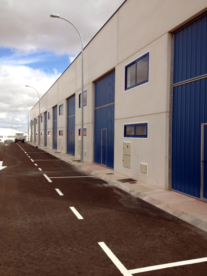 Proyecto, dirección y ejecución de 47 naves industriales.