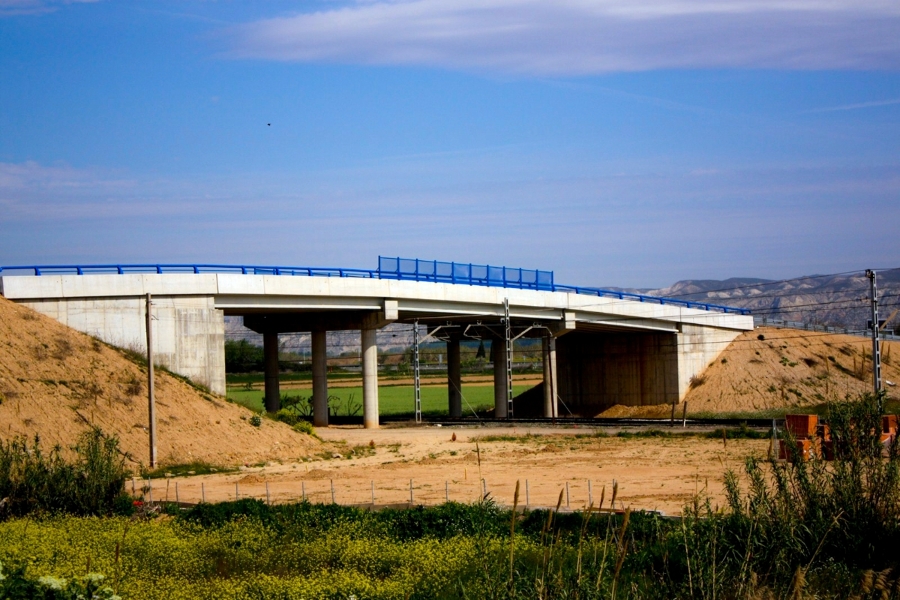 Puente sobre via de ferrocarril en Casetas, Zaragoza