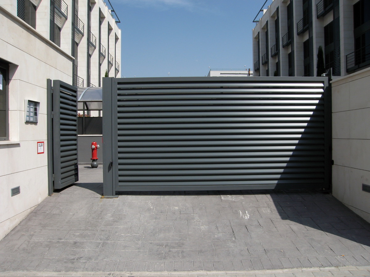 PUERTA ACCESO GARAJE Y PEATONAL