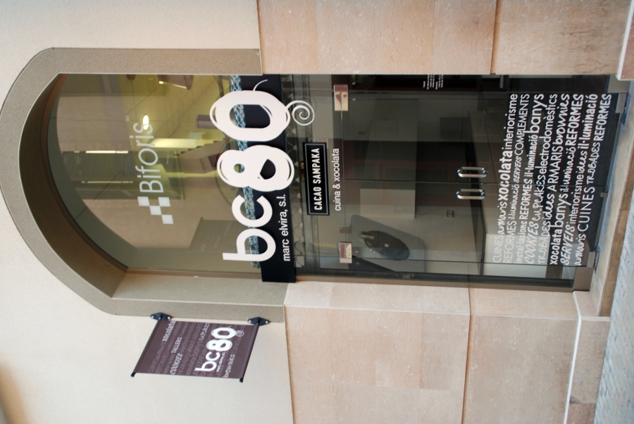 Puerta acceso showroom.