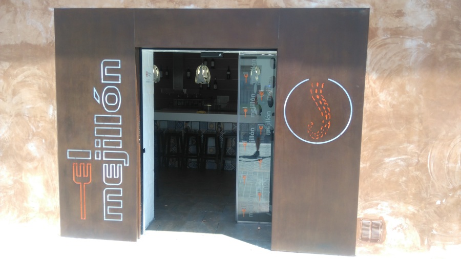 PUERTA ACERO CORTEN ABIERTA