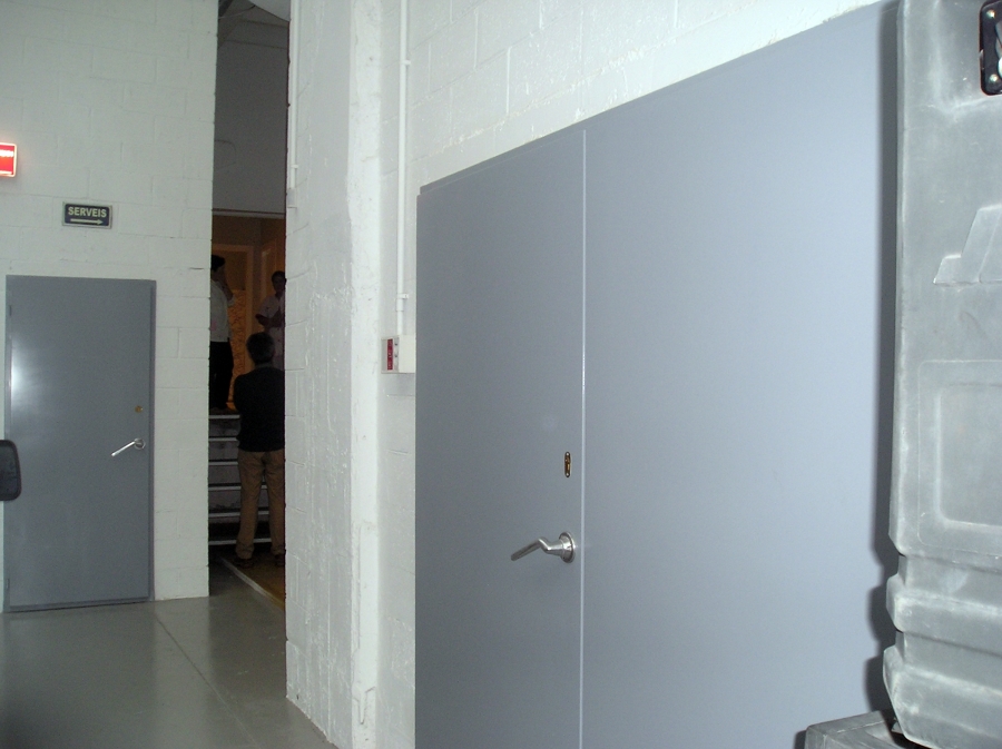 Puerta acústica de plato