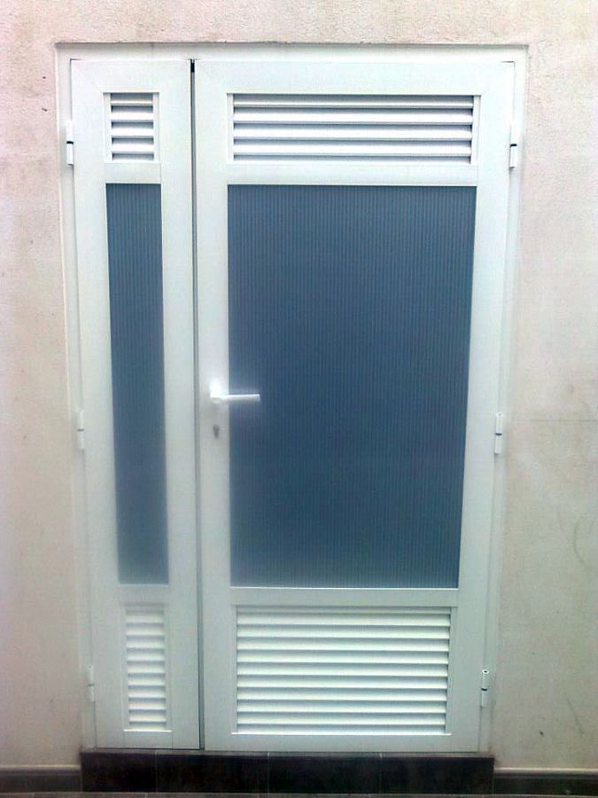 Puerta aluminio blanco para caldera