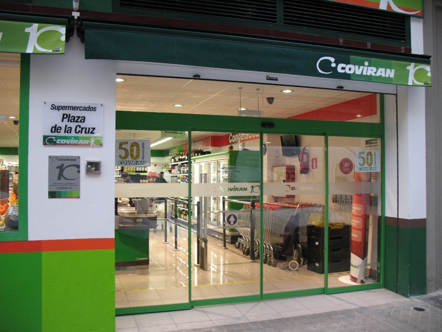 puerta automatica de cristal con persiana