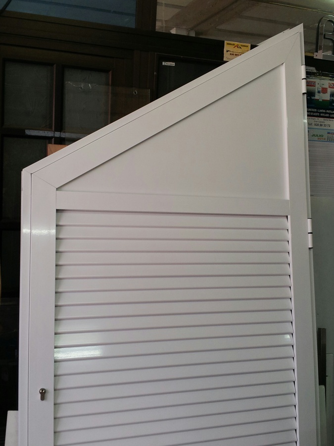 puerta bajo escalera