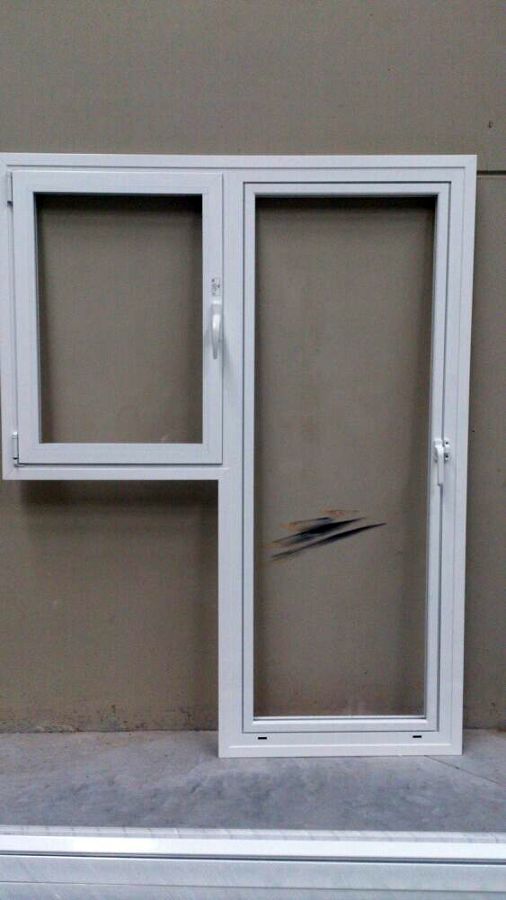 Puerta bandera de una hoja unida a ventana de una hoja oscilobatiente sin persiana. 