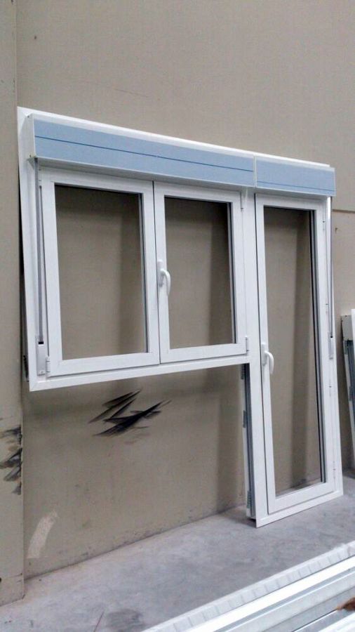 Puerta bandera unida a ventana de dos hojas con persiana. 