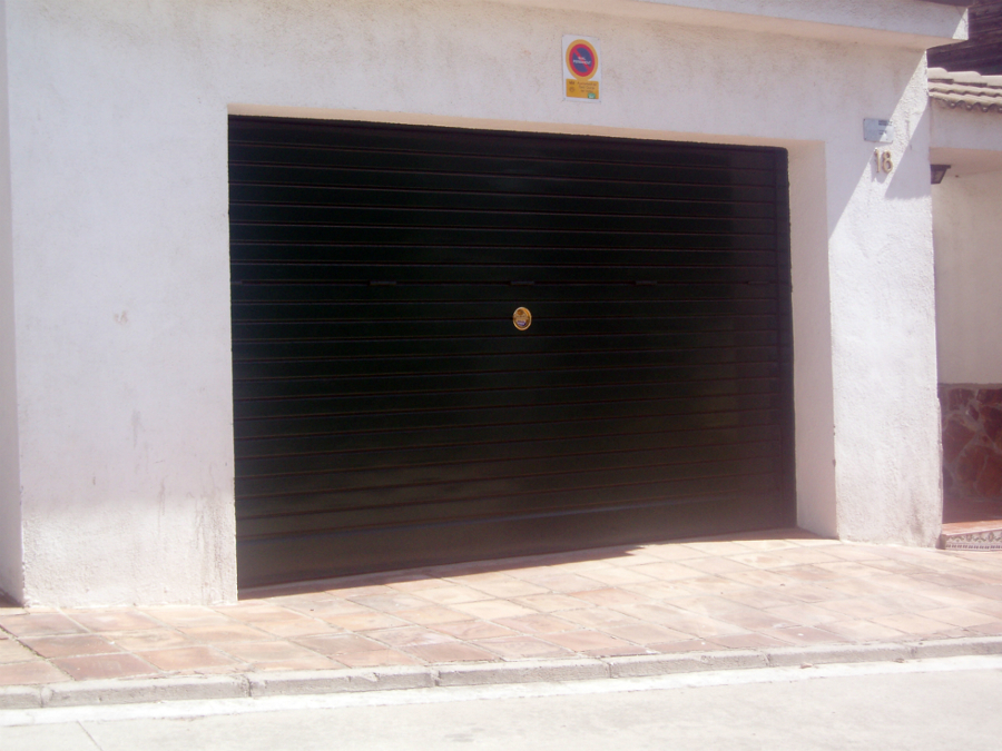 PUERTA BASCULANTE PVC