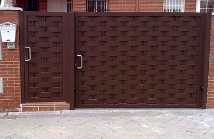 PUERTA BATIENTE UNA HOJA Y PEATONAL