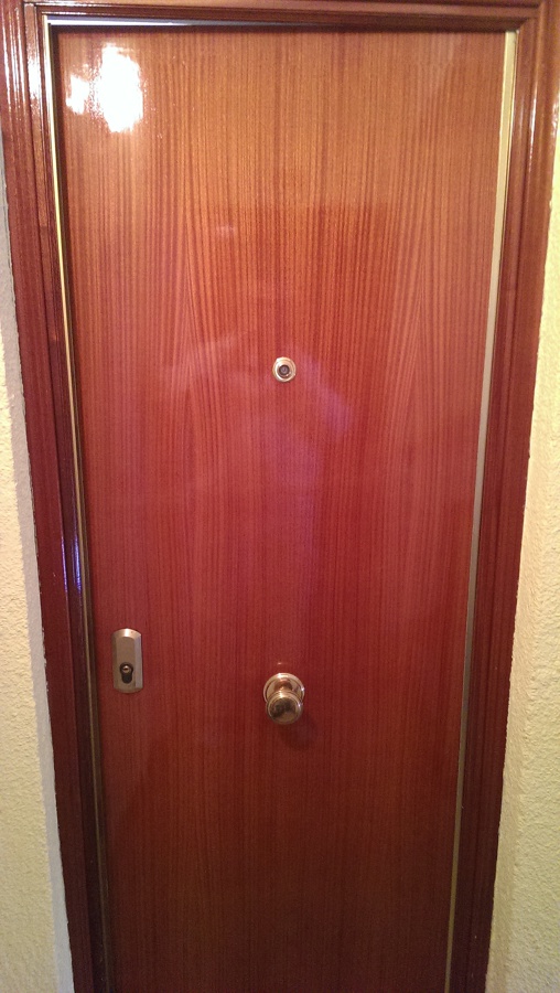  Puerta blindada barnizada con brillo de Barco