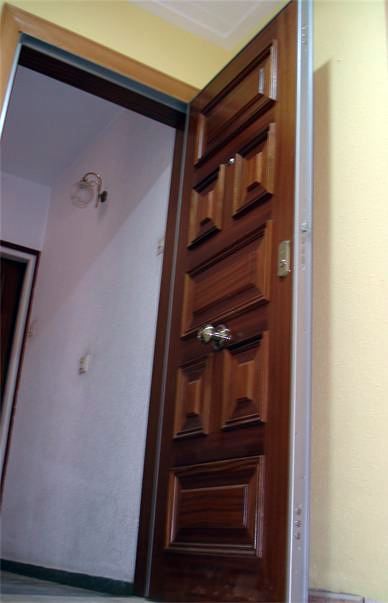 puerta blindada con cerradura de alta seguridad