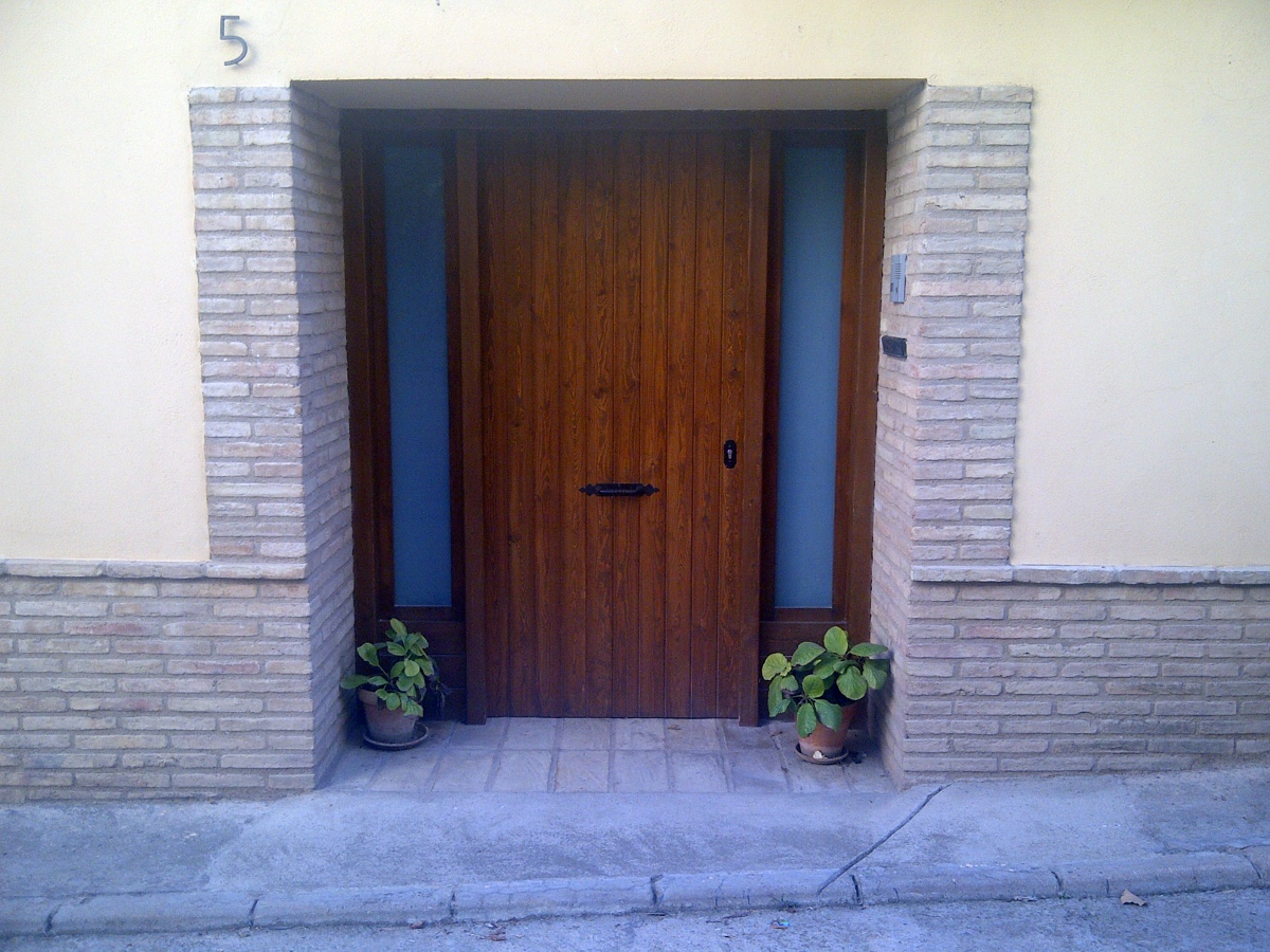 PUERTA CALLE CON FIJOS A DOS LADOS