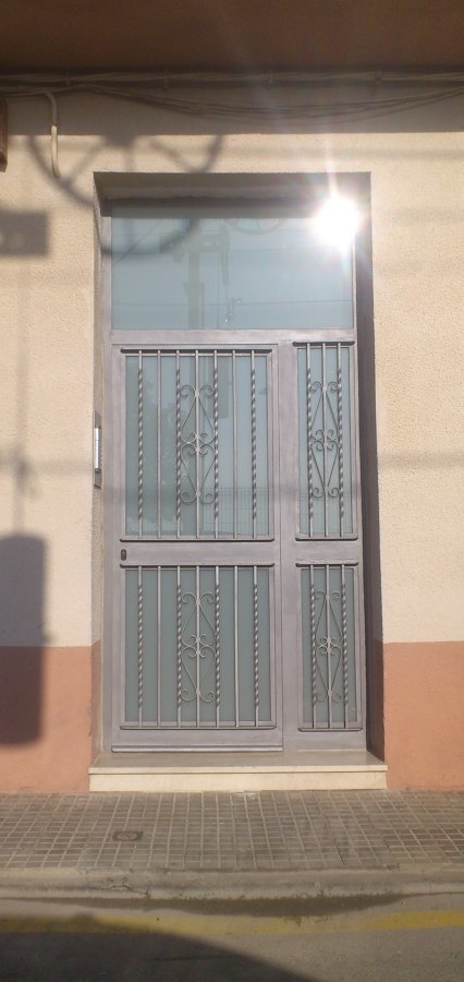 Puerta entrada comunidad