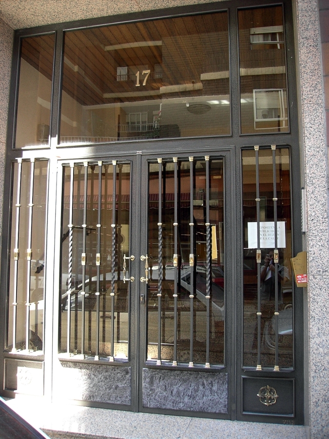 Puerta comunidad combinada con latón