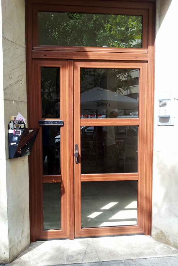 Puerta comunidad pvc Schüco color caoba