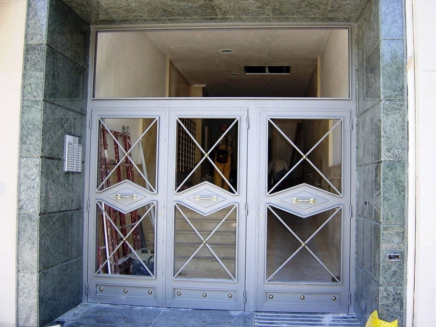 Puerta con acceso para minusvalidos motorizada